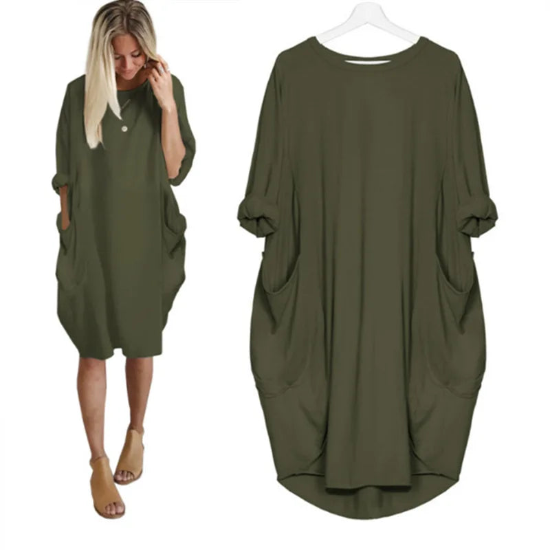 Oversized damklänning i mjukt, andningsbart tyg, blå nyans. Perfekt att klä upp eller ner, med rund hals.