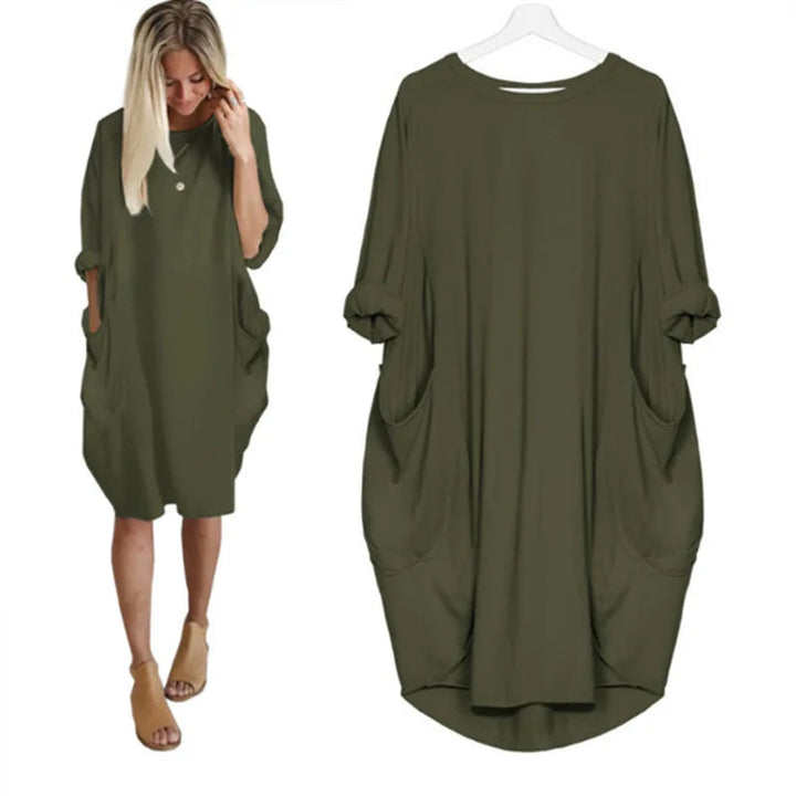 Oversized damklänning i mjukt, andningsbart tyg, blå nyans. Perfekt att klä upp eller ner, med rund hals.