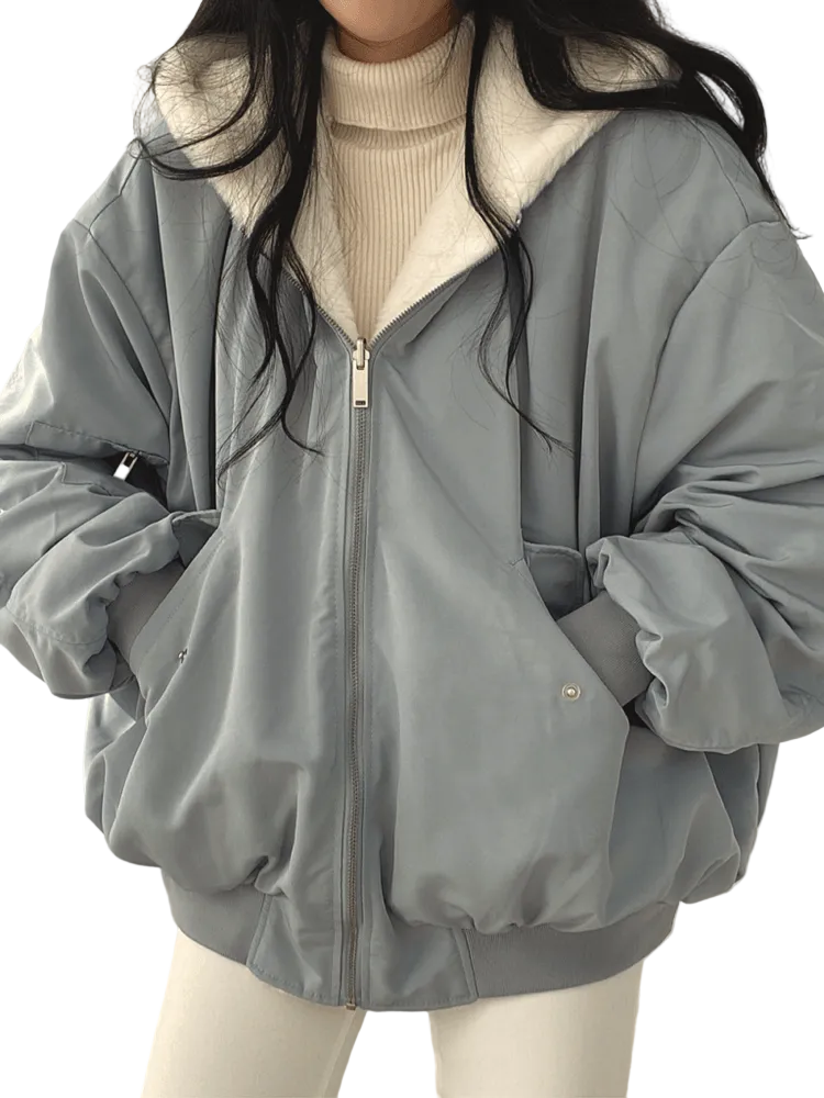 Svart oversized vinterjacka för kvinnor. Varm och trendig kappa, perfekt för kyliga vardagsstilar.