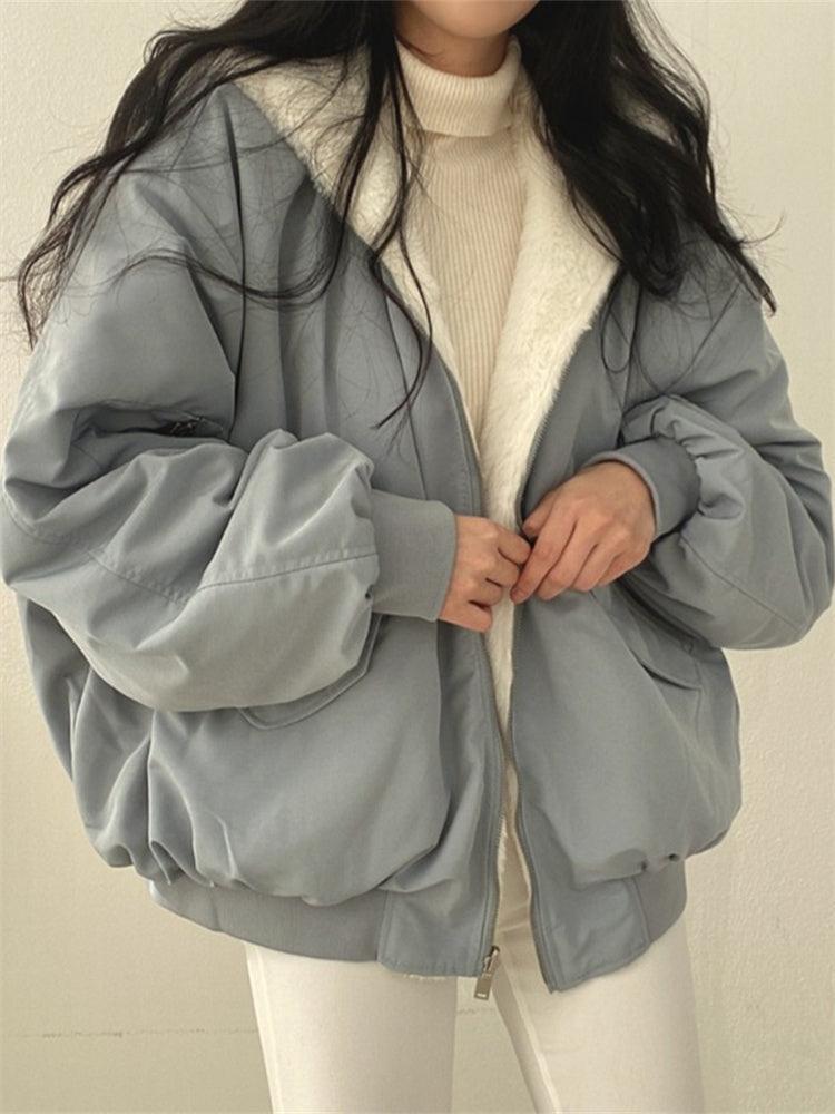 Beige oversized damvinterjacka, varm och modern. En stilren kappa för lager-på-lager under kalla dagar.