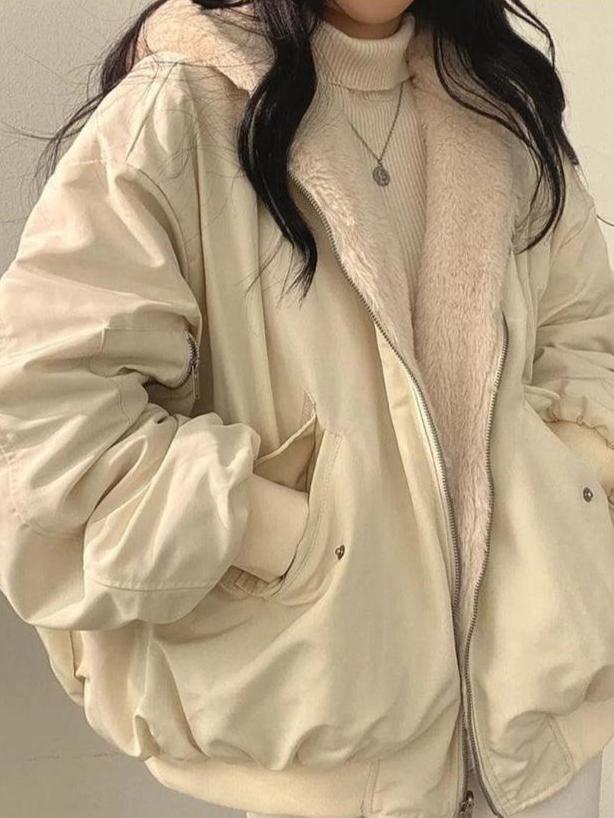 Elegant svart oversized vinterjacka för kvinnor. Varm kappa som kombinerar komfort med modern vardagsstil.