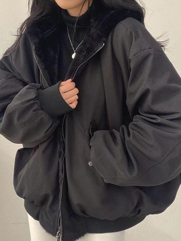 Mysig beige oversized damjacka, idealisk för vintern. Varm och trendig kappa, perfekt för lager-på-lager.
