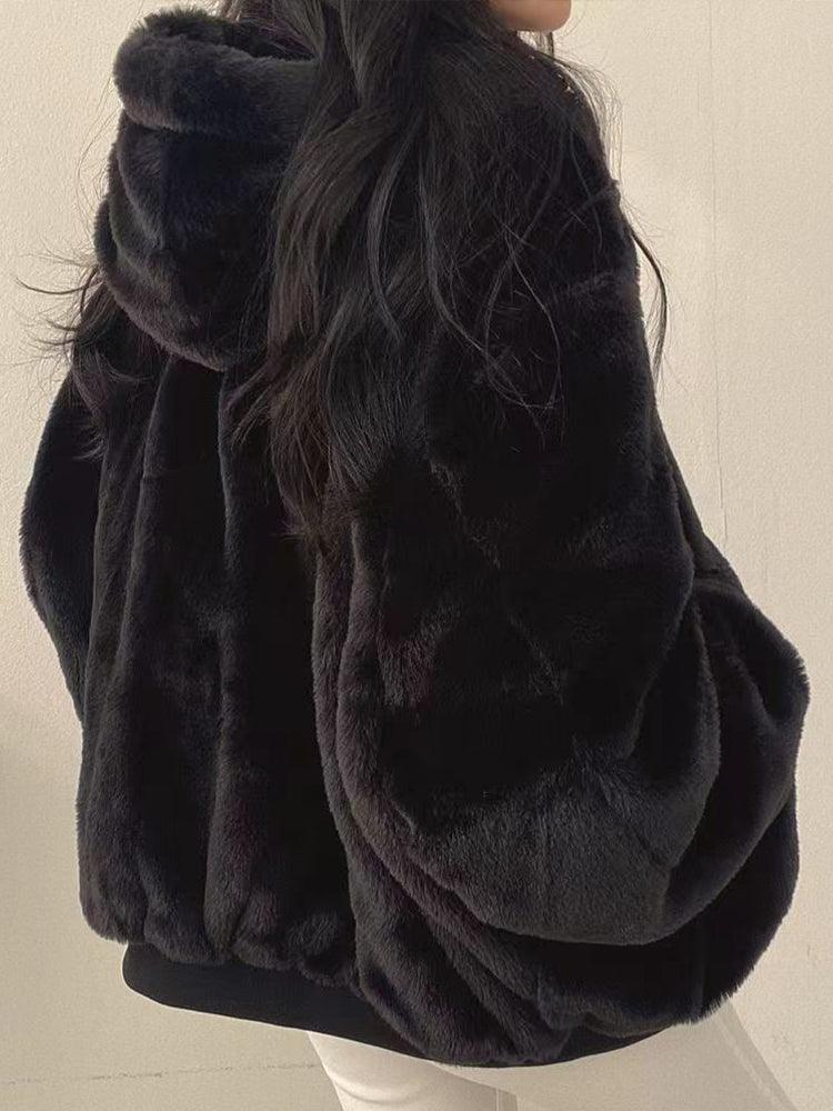 Varm grå oversized kappa för kvinnor. En mångsidig vinterjacka för trendig vardagsstil och kalla dagar.