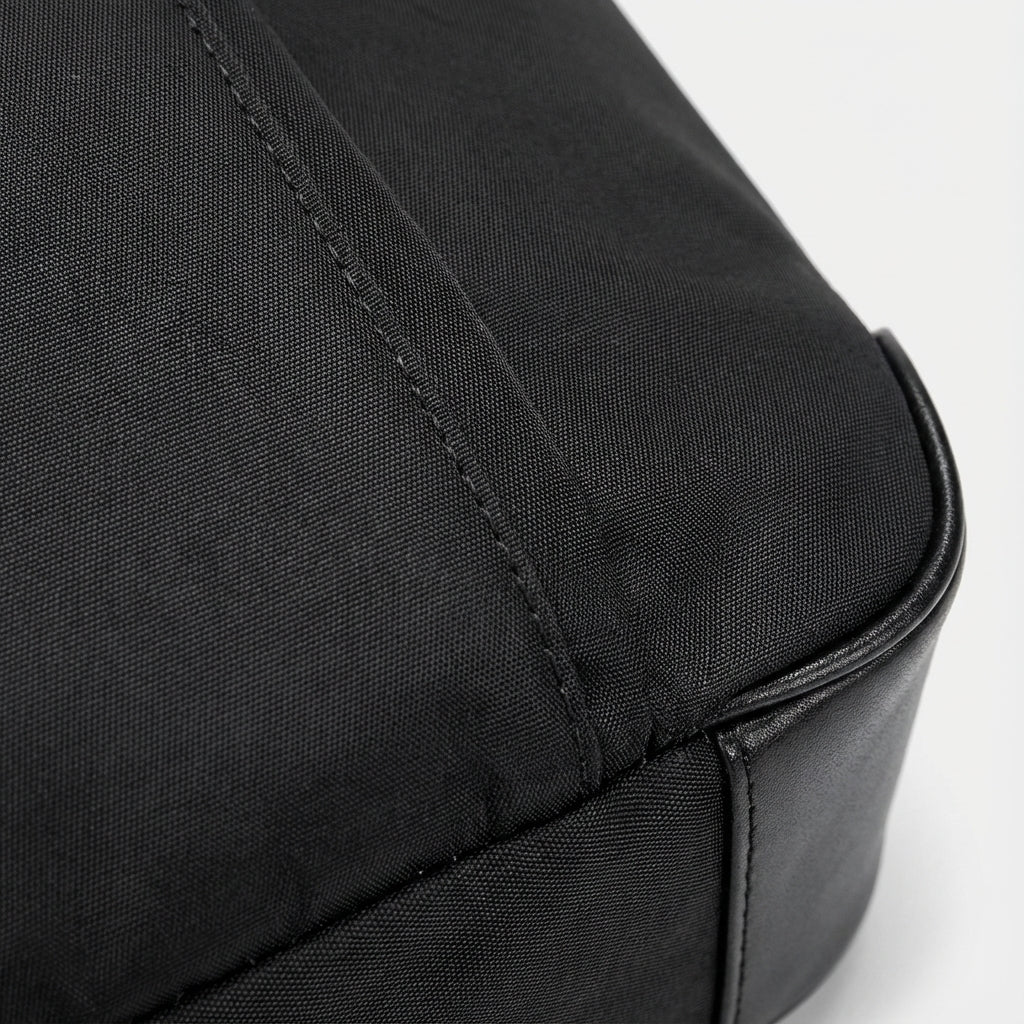Mångsidig svart ShieldBag pendlarväska i slitstark Oxford för laptop & dokument. Elegant och organiserad arbetsväska.