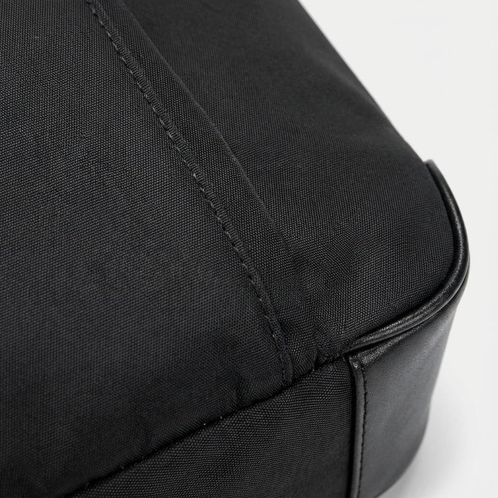 Mångsidig svart ShieldBag pendlarväska i slitstark Oxford för laptop & dokument. Elegant och organiserad arbetsväska.