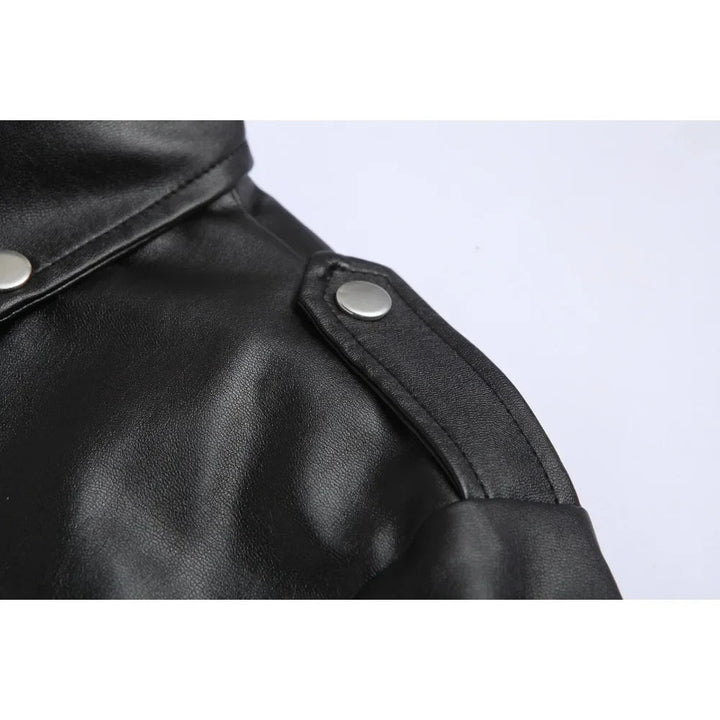 Mörk punkjacka för herr, med attityd. Kombinerar streetwear och klassisk rockstil för en utekväll.