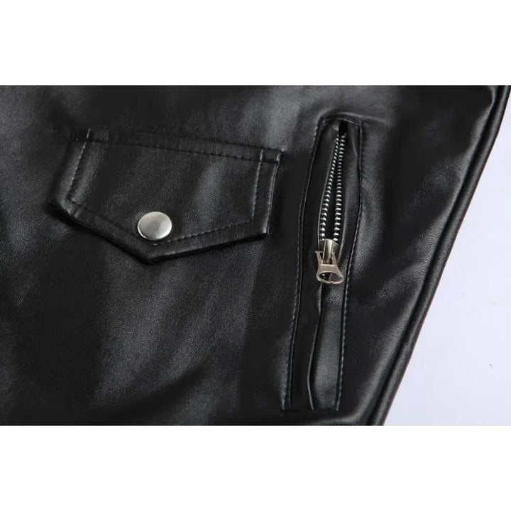 Detaljerad herrjacka för vårmode, med smal passform och tydliga punkrockinslag. Enkel att matcha.