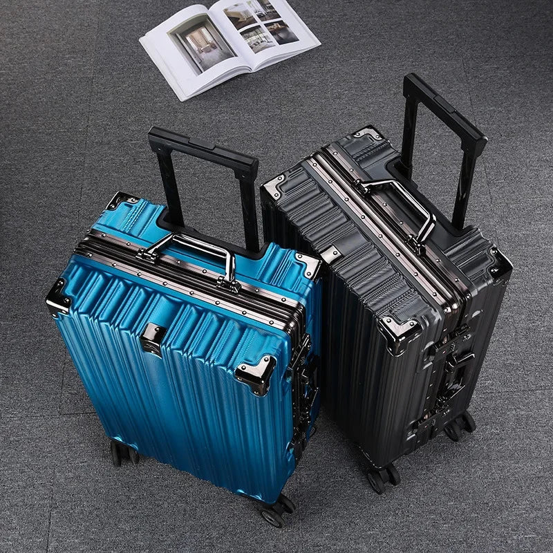 Svart resväska med robust aluminiumram, hårt skal och säkra lås för tryggt bagage på resan.