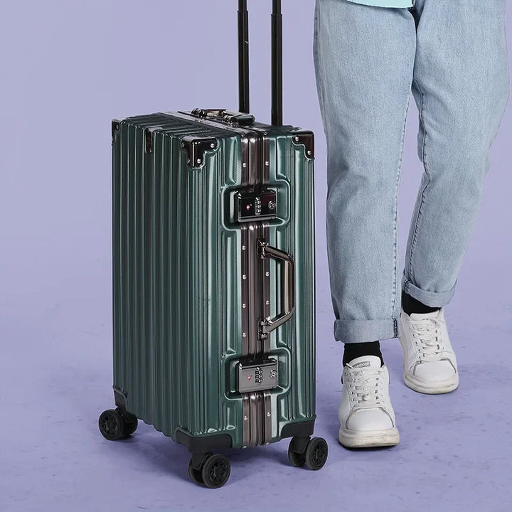 Resväska med effektiv förvaring, säker aluminiumram, hårt skal och stilren design för din resa.