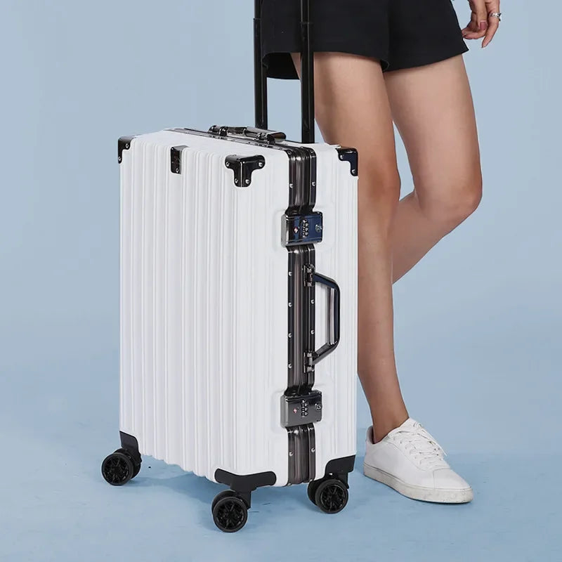 Enkel och säker resväska för semester, med robust aluminiumram och hårt skal för tryggt bagage.