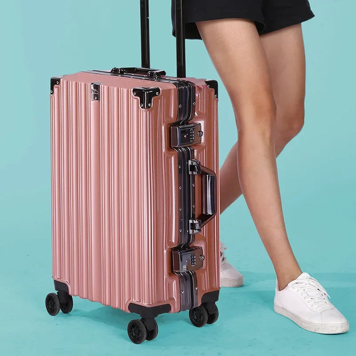Resväska med elegant design, tåligt hårt skal, säker aluminiumram och smidig packning för resan.