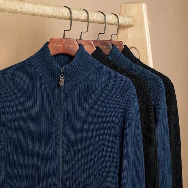 Herr i stilren svart ribbad zip neck tröja, en modern och bekväm outfit för herrmode.