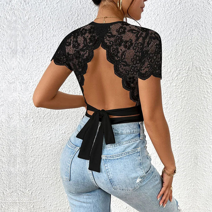 Elegant vit dam body utan rygg, i bekvämt mjukt tyg. Perfekt för sommar och avslappnade tillfällen.