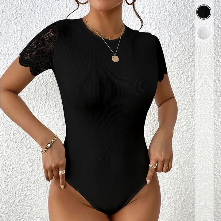 Mjuk och stretchig dam body, rygglös design. Svart färg för elegant komfort och sommarstil.