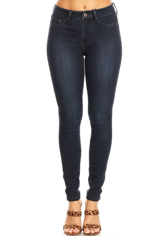 Svart skinny jeans för dam med hög midja och stretch, klassisk denim för vardagsbruk. Modesäkert.