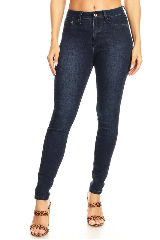Närbild på textur av svarta damjeans i skinny-modell med hög midja och stretchig denimkvalitet.