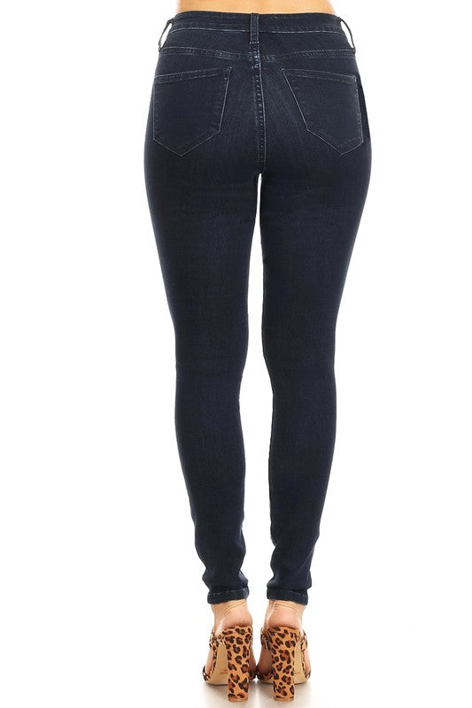 Detaljbild av knapp och dragkedja på svarta skinny jeans för dam med hög midja, av robust denim.