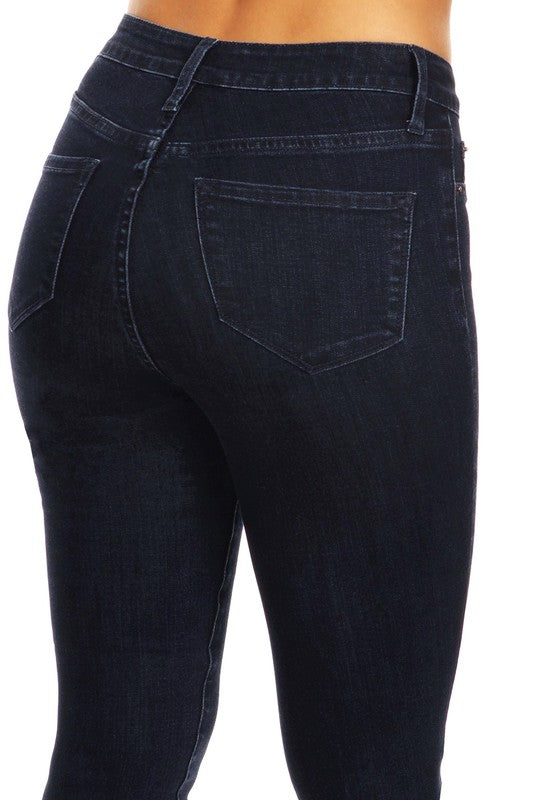 Stilren outfit med svarta skinny jeans med hög midja för dam, perfekt för vardag och modefokus.