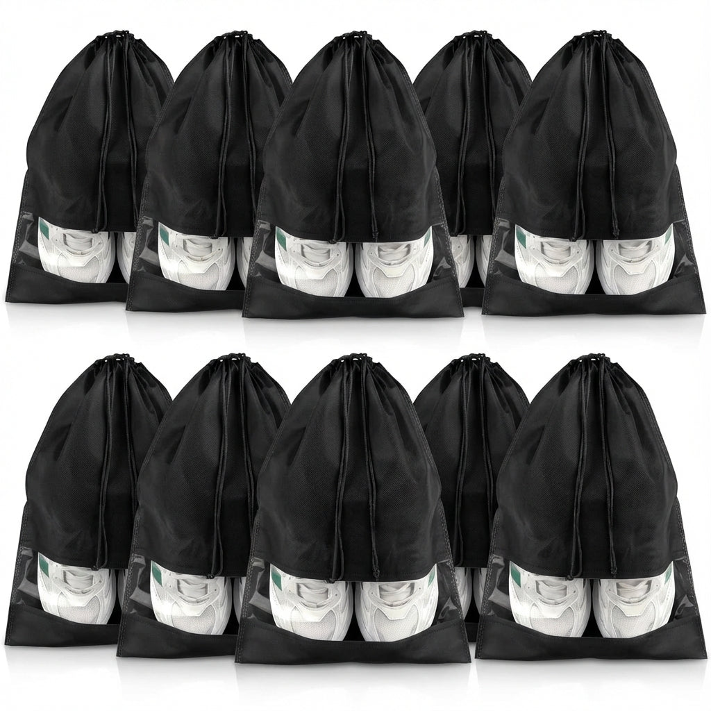 Skoförvaringspåse med dragsko innehållande ett par skor, redo för packning i resväskan.