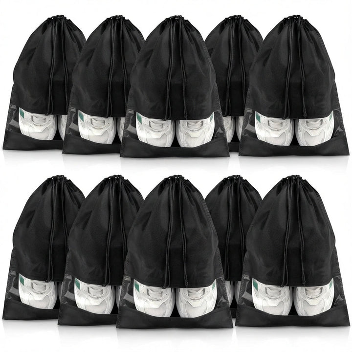 Skoförvaringspåse med dragsko innehållande ett par skor, redo för packning i resväskan.