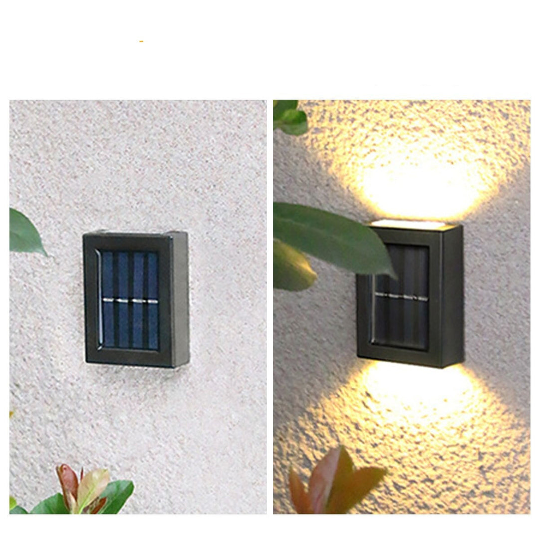 Modern svart vägglampa med solceller för säkerhetsbelysning och dekor. Vattentät LED-utomhuslampa.