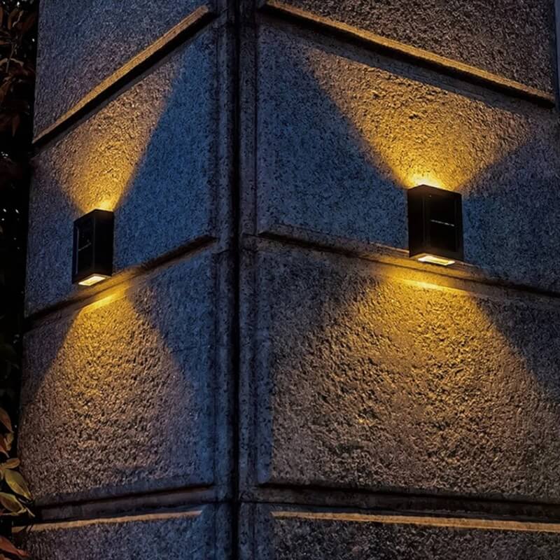 Solcellsdriven vägglampa för uteplats, svart och modern design. Långvarig utomhusbelysning utan kablar.