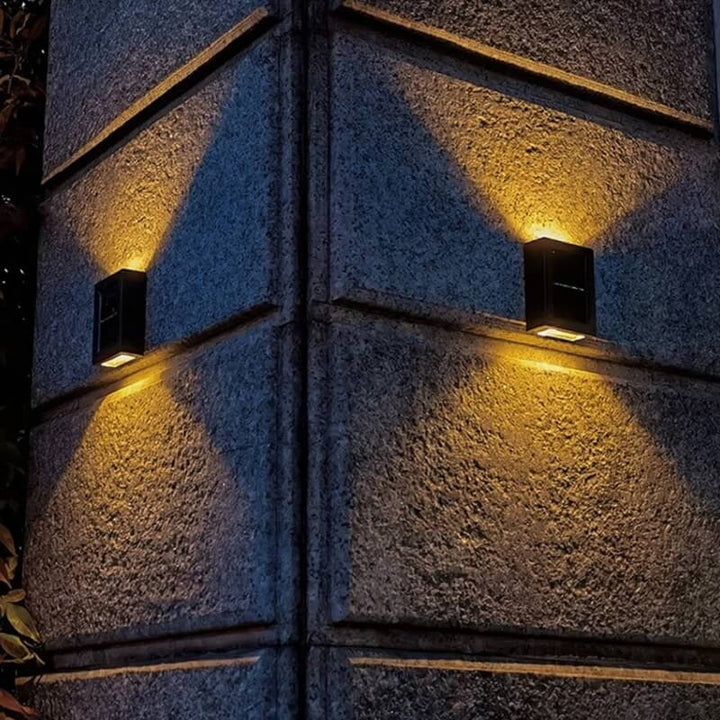 Solcellsdriven vägglampa för uteplats, svart och modern design. Långvarig utomhusbelysning utan kablar.