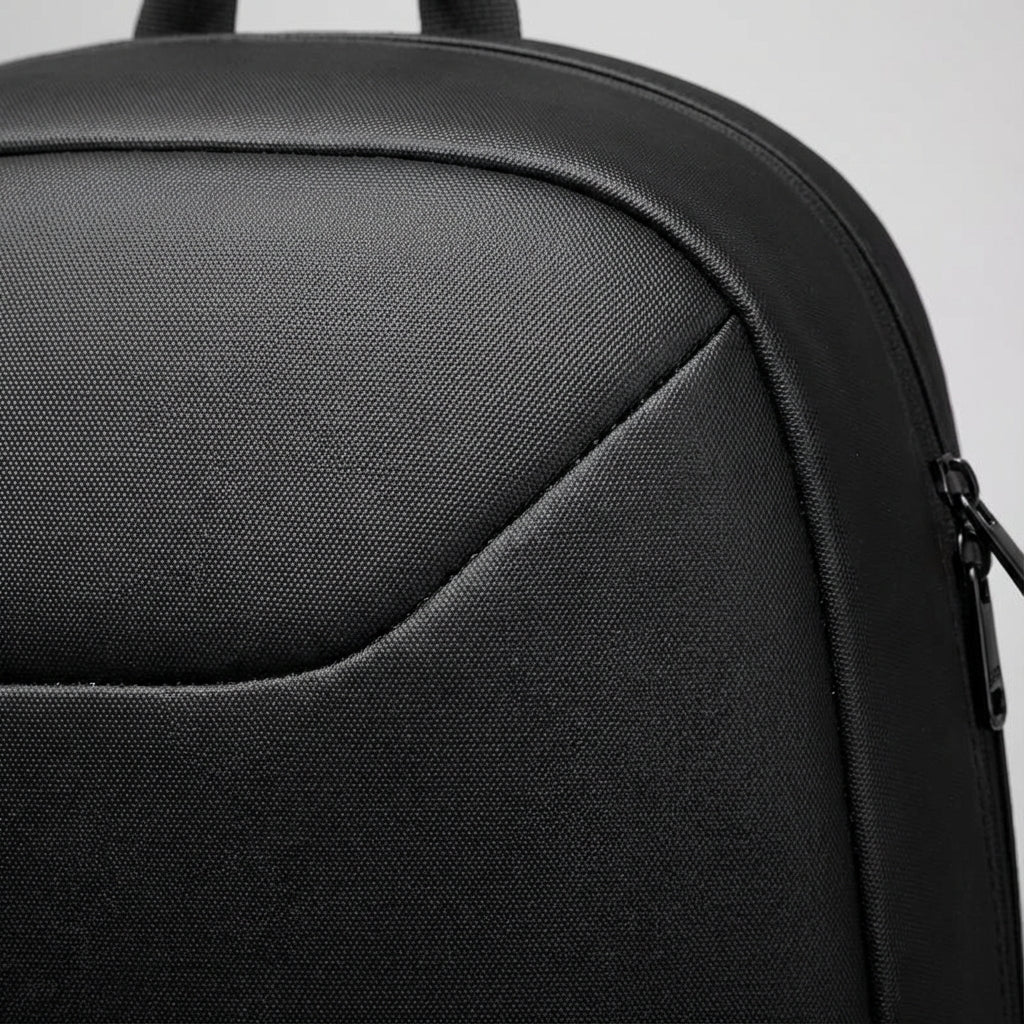 Elegant svart businessryggsäck med stöldskydd och USB-laddning, idealisk som laptopväska för pendling.