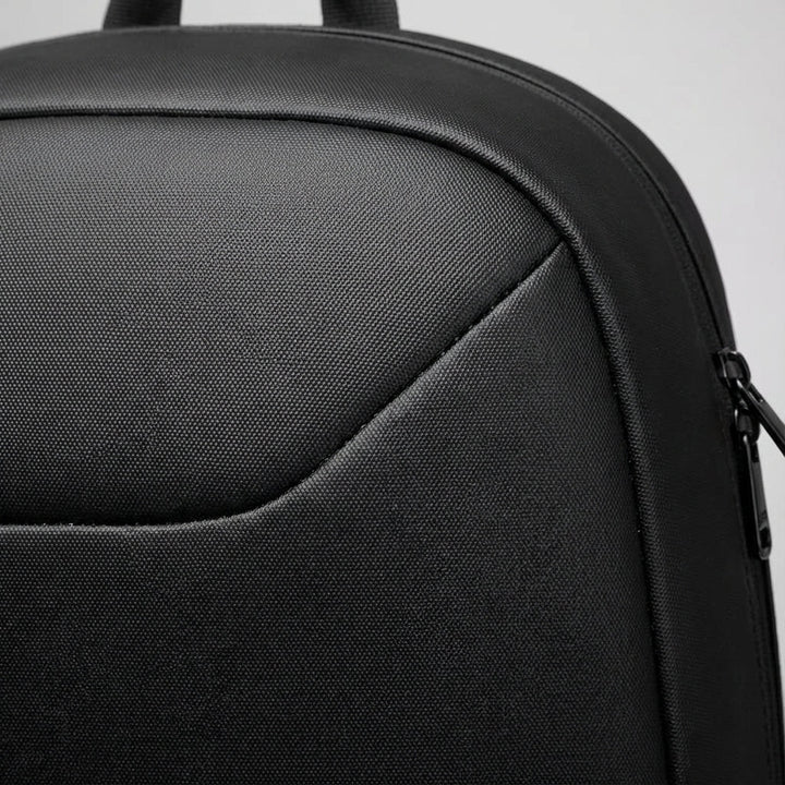 Elegant svart businessryggsäck med stöldskydd och USB-laddning, idealisk som laptopväska för pendling.