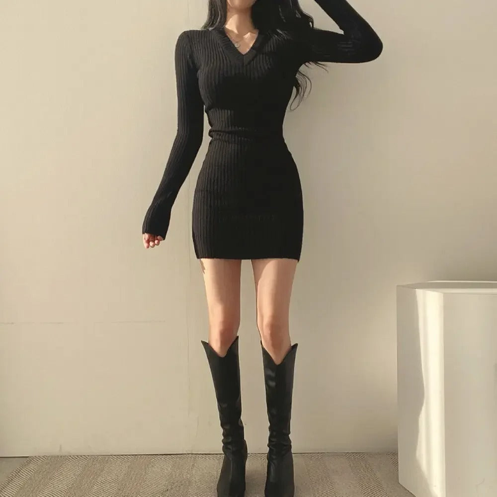 Elegant svart V-ringad stickad bodycon klänning. Långärmad damklänning, mångsidig vardags- & feststil.