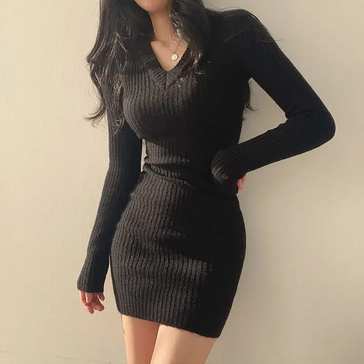 Grå stickad bodycon klänning med elegant V-ringning. Långärmad damklänning som accentuerar siluetten.