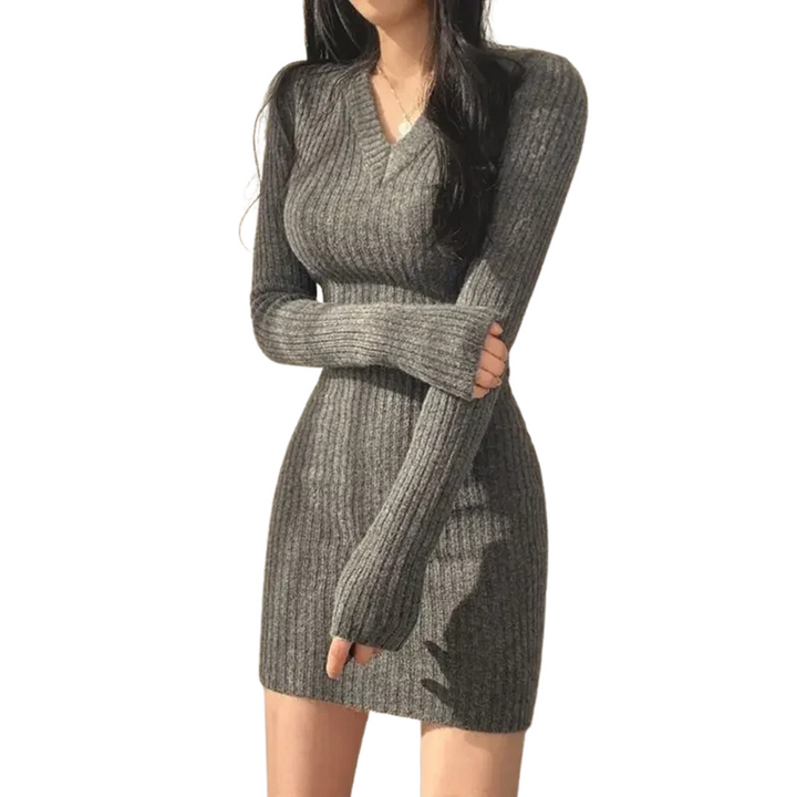 Beige bodycon klänning, stickad med V-ringning. Elegant långärmad damklänning för vardag och fest.