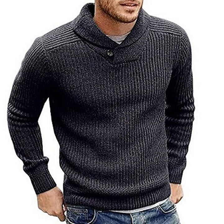 Grå enfärgad stickad herrtröja med rund hals. Elegant och mjuk vardagströja för män. Perfekt för höstmode.