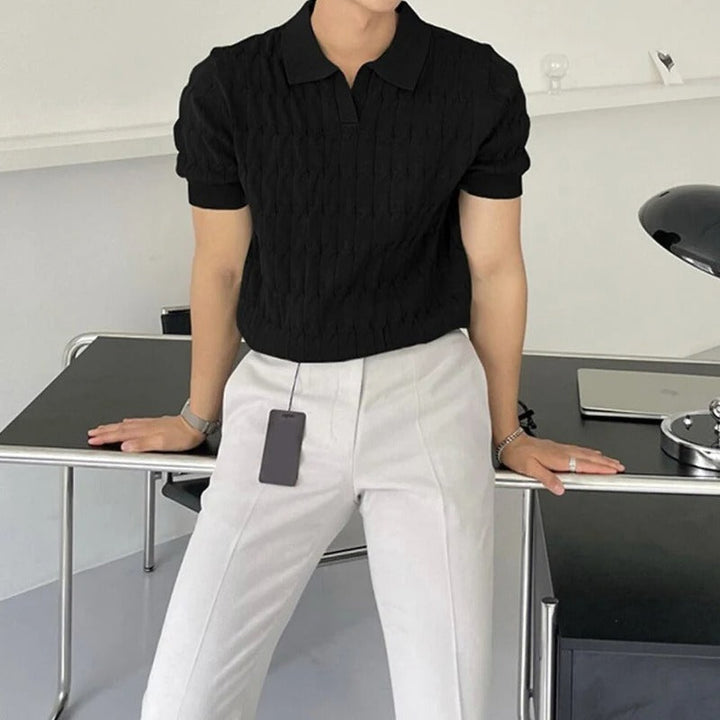 Svart stickad jacquard pikétröja för män, slim fit, kortärmad, elegant vardagsstil.
