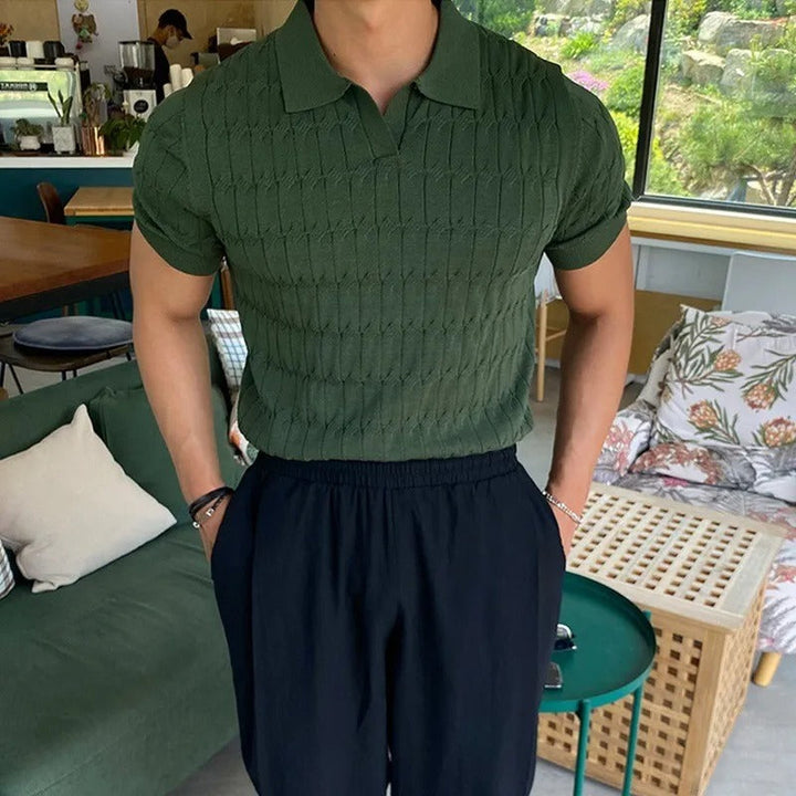 Man bär svart stickad jacquard pikétröja, kortärmad herrtröja med elegant vardagsstil. Sommaroutfit.