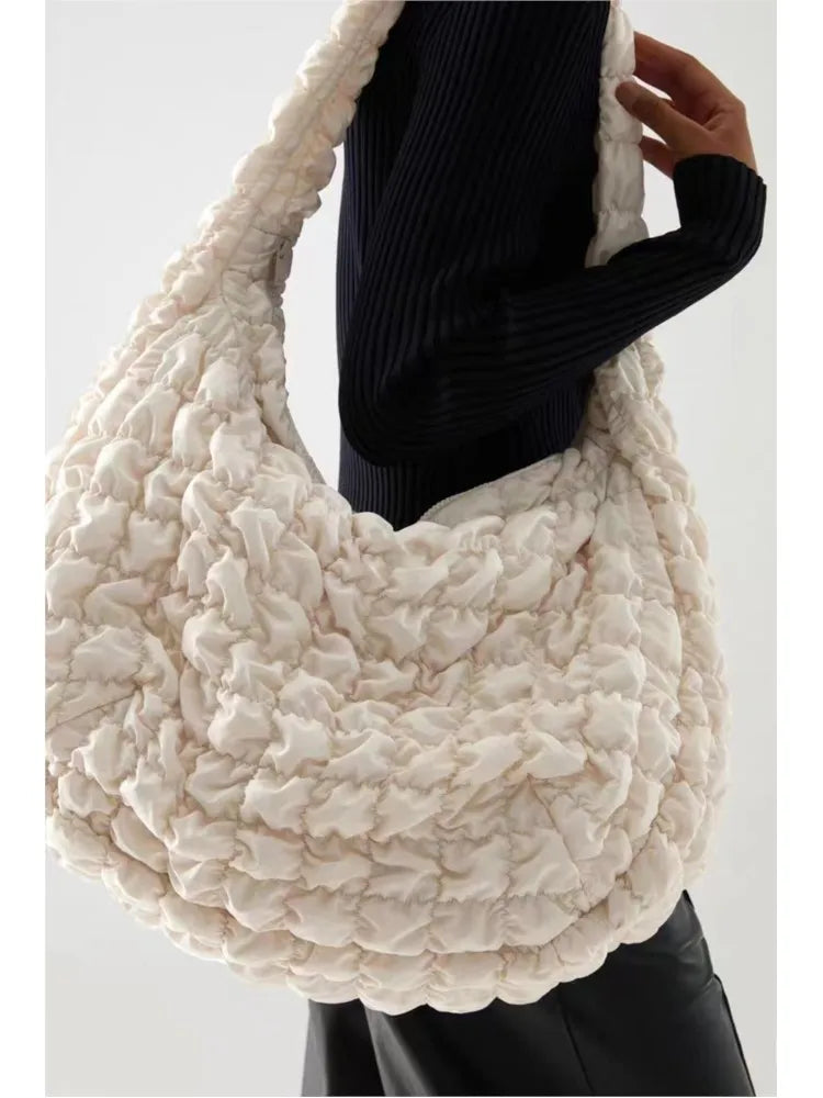 Elegant damhandväska i svart, en stilren accessoar och praktisk vardagsväska. Lätt & modern design.