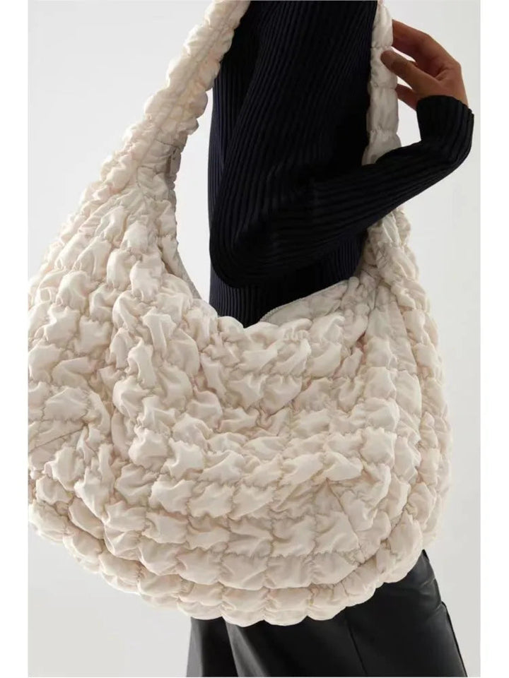 Elegant damhandväska i svart, en stilren accessoar och praktisk vardagsväska. Lätt & modern design.