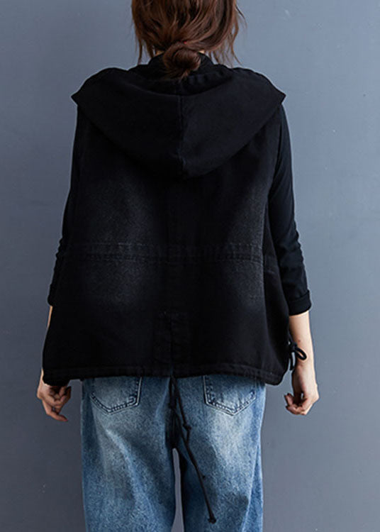 Elegant svart dam trenchväst i denimlook med huva. Perfekt ärmlös väst för vår- och höstkombinationer.