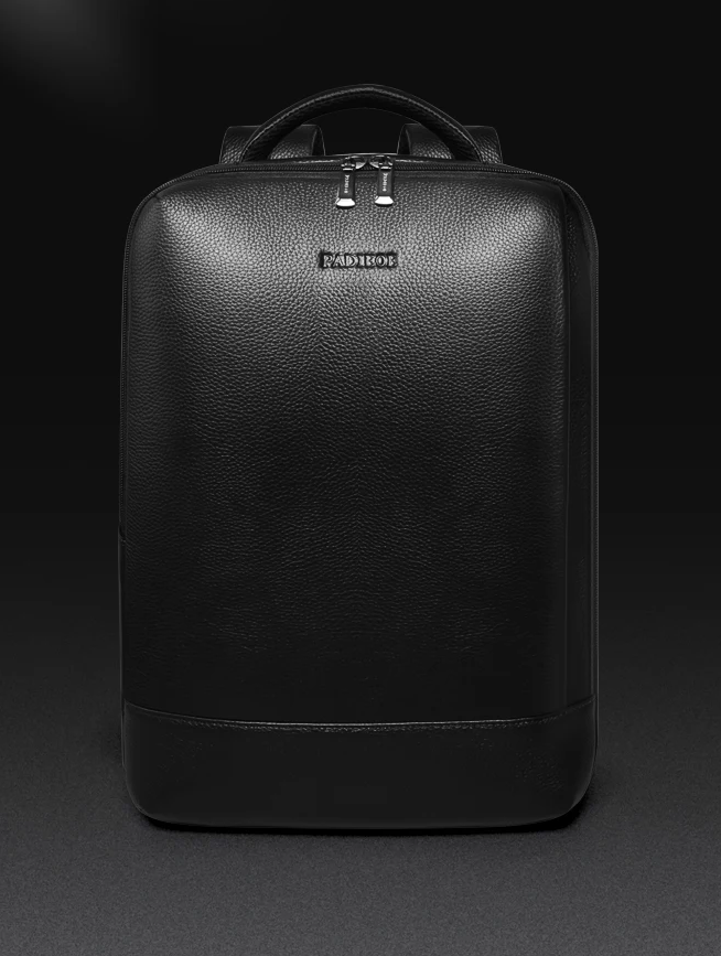 Funktionell svart ryggsäck för laptop, unisex design. Rymlig väska idealisk för studenter, pendlare och resor.