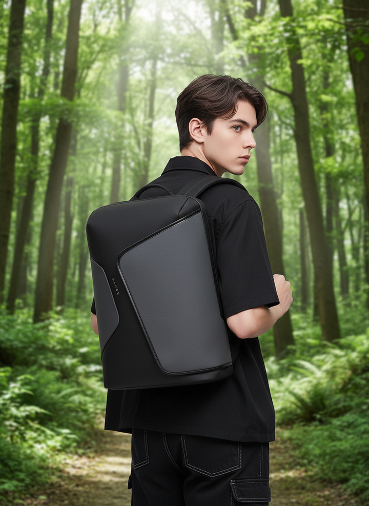 Svart unisex laptopryggsäck med USB-port. Vattentät design, perfekt för pendling och teknikskydd.