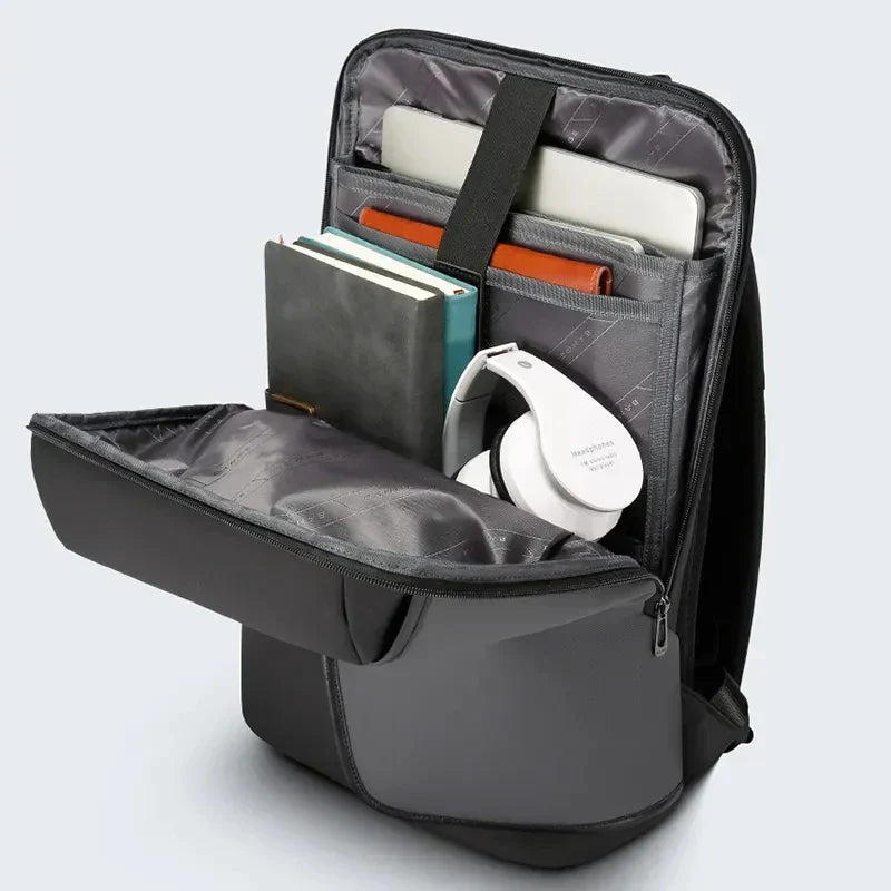 Person bär den bekväma, vattentäta unisex laptopryggsäcken. Idealisk för daglig pendling, jobb eller skola.