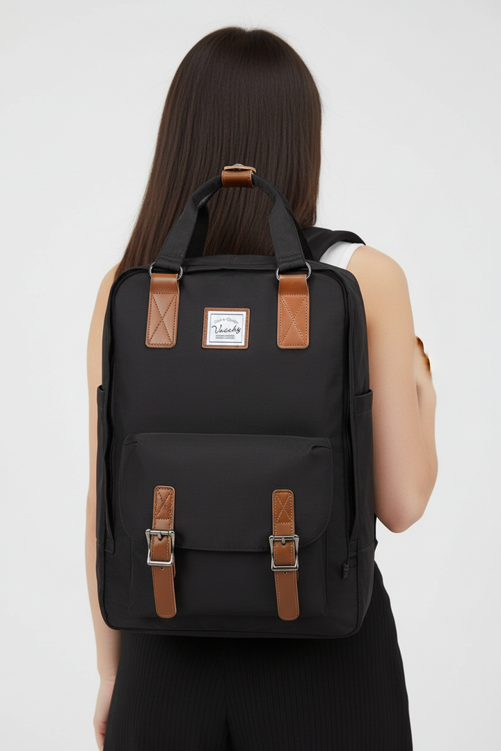 Stilren unisex ryggsäck för laptop, perfekt som skolväska eller arbetsväska med modern design.