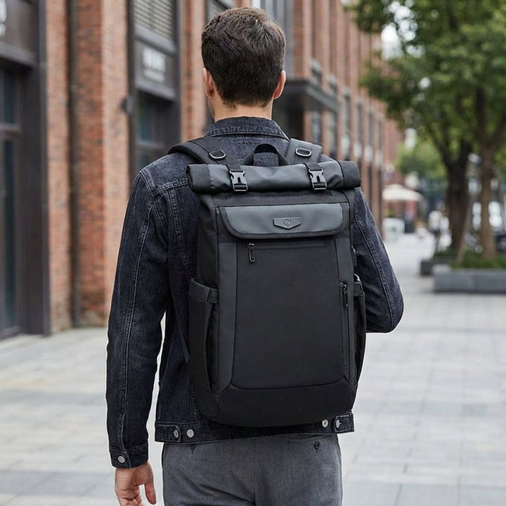 Svart unisex rolltop reseryggsäck, vattentät och multifunktionell, perfekt för pendling och resor med laptopfack.