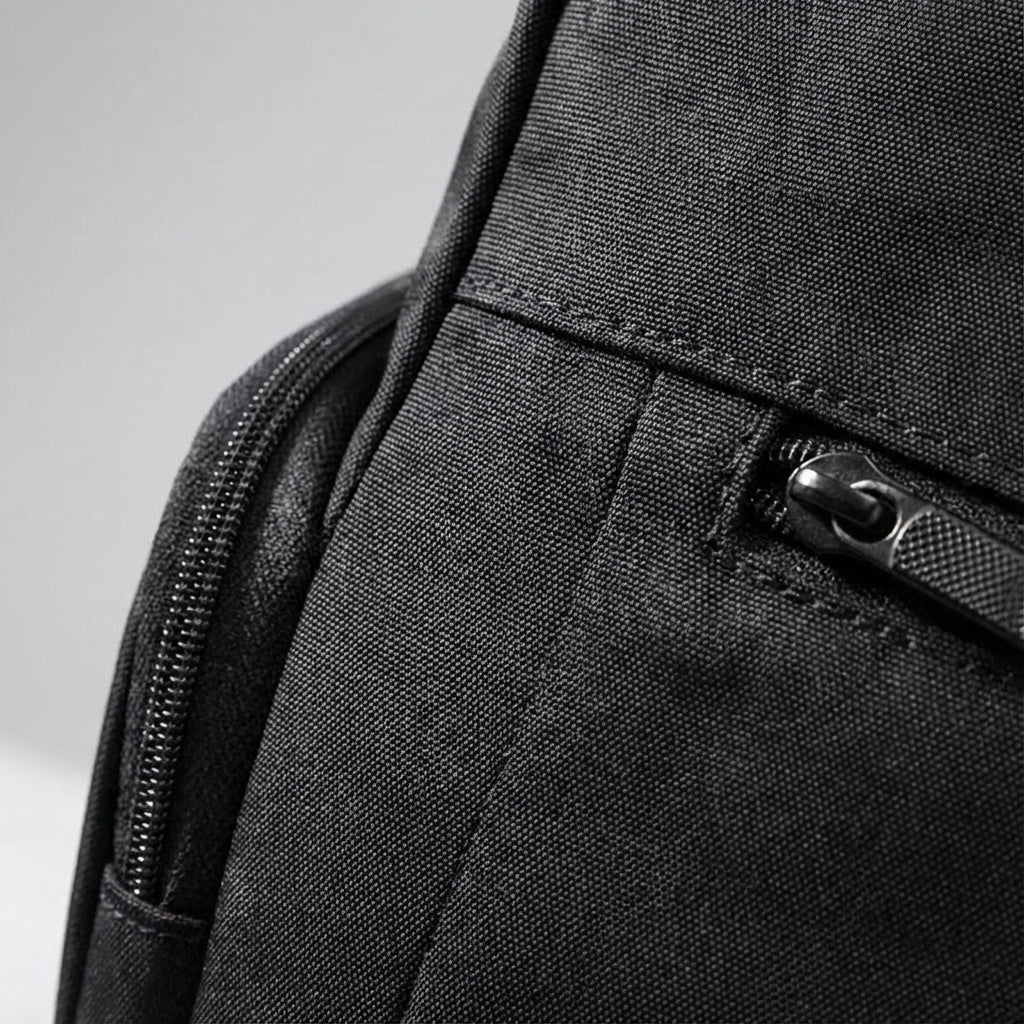 Stilren svart rolltop reseryggsäck, vattentät och slitstark. En praktisk unisex laptopryggsäck med flera fack för pendling.