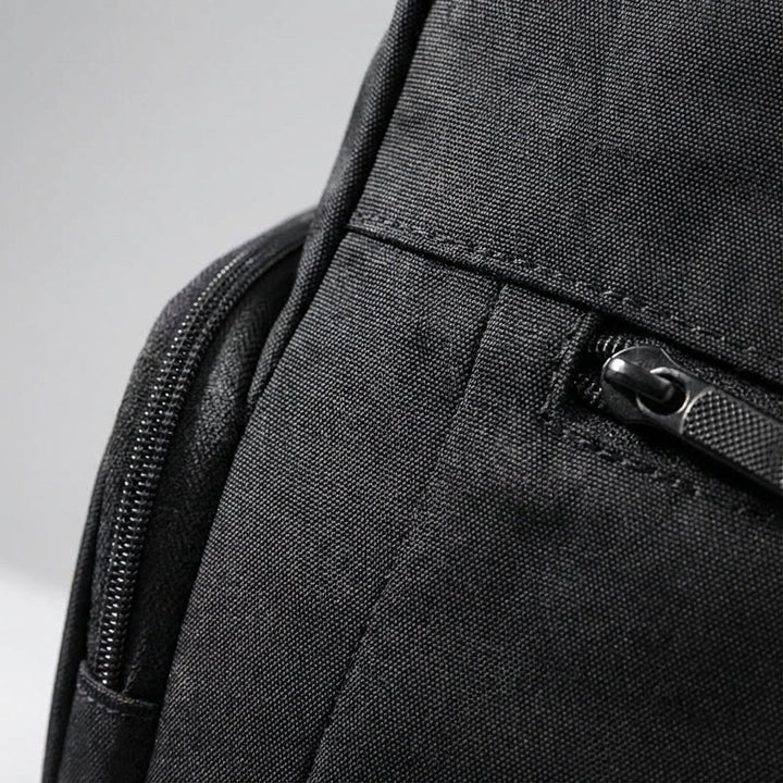Stilren svart rolltop reseryggsäck, vattentät och slitstark. En praktisk unisex laptopryggsäck med flera fack för pendling.
