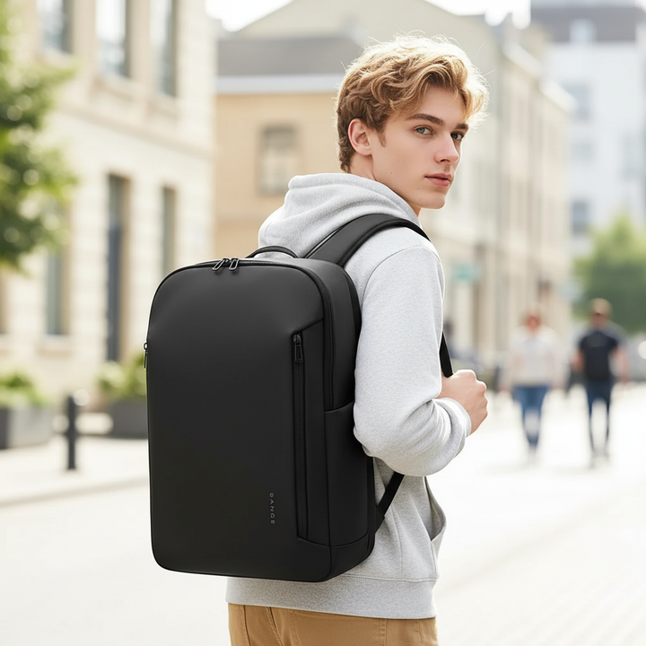 Svart vattentålig affärsryggsäck för laptop. Elegant design, perfekt för kontor och pendling.