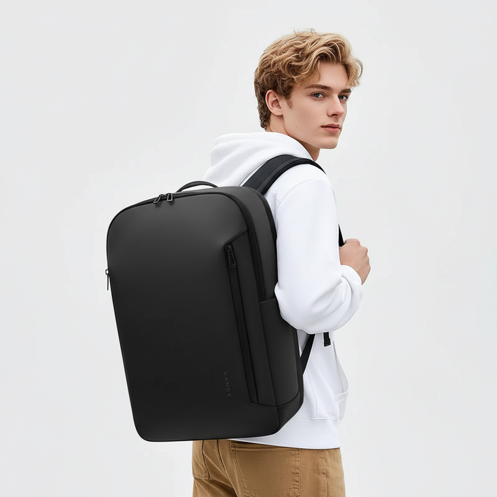 Organiserad affärsryggsäck med laptopfack. Rymlig och vattentålig för kontor och pendling.