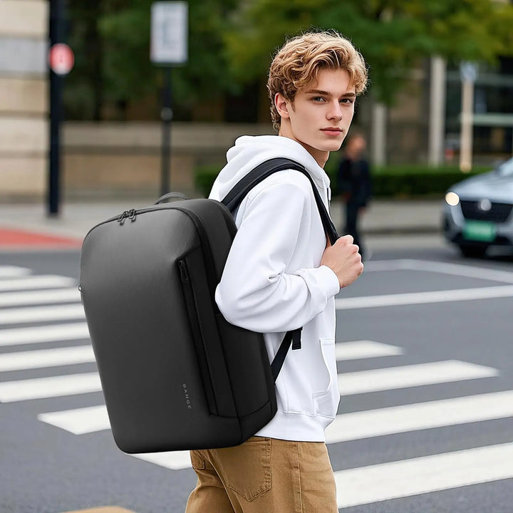 Ergonomisk affärsryggsäck med vadderade axelremmar, perfekt för pendling och laptop.