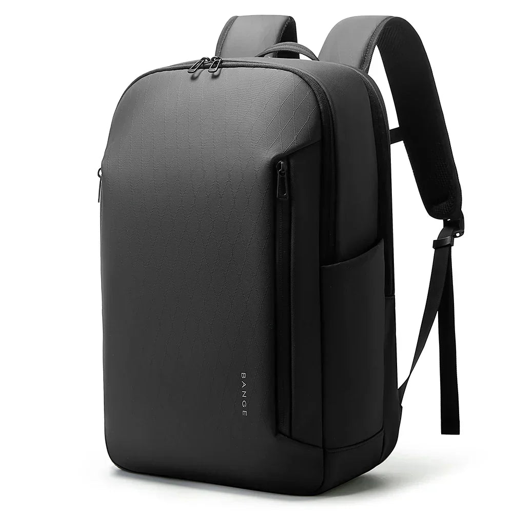 Detaljbild av det vattentåliga materialet på BusinessPack-ryggsäcken. Skyddar din laptop.