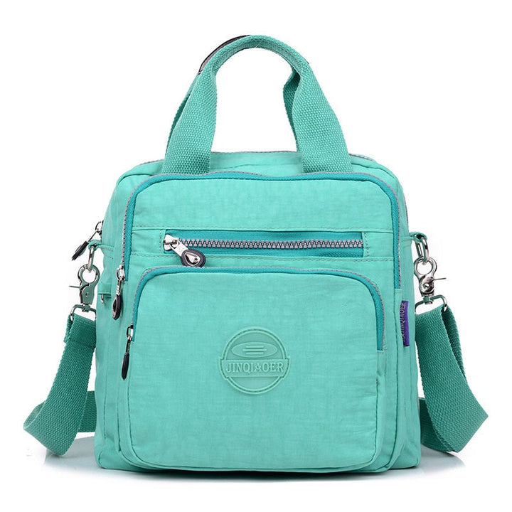 Svart vattentålig Casual Crossbody väska på en modell, visar hur den sitter och dess praktiska storlek.